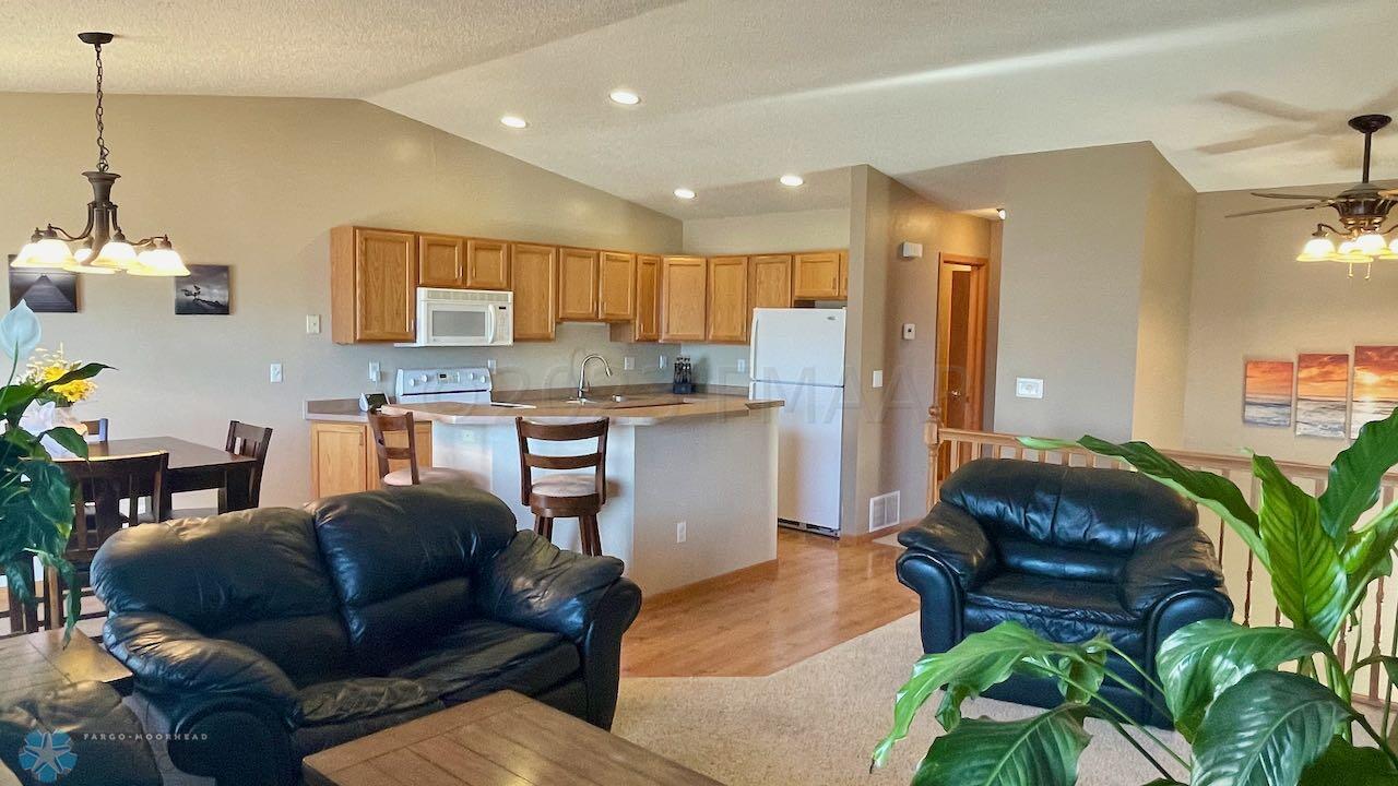 (6) Living Room-Kitchen