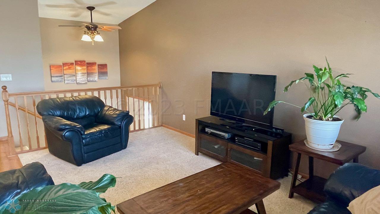 (7) Living Room