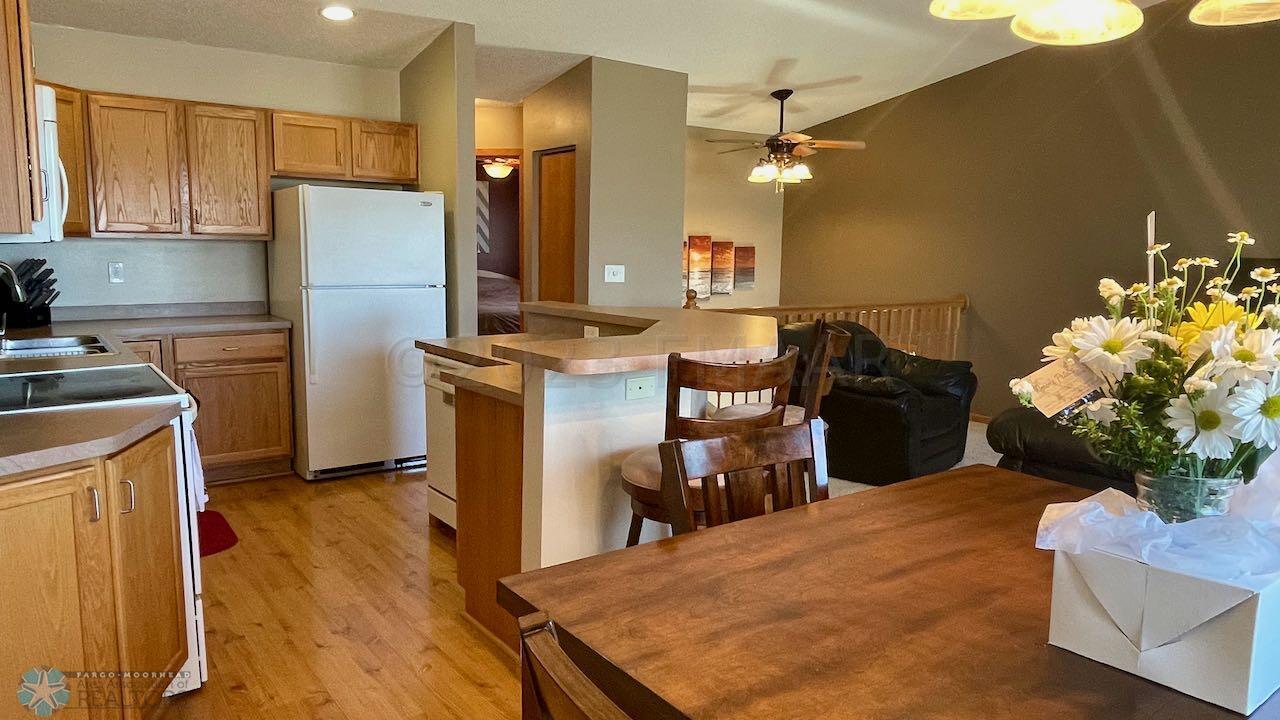 (9) Dining-Kitchen