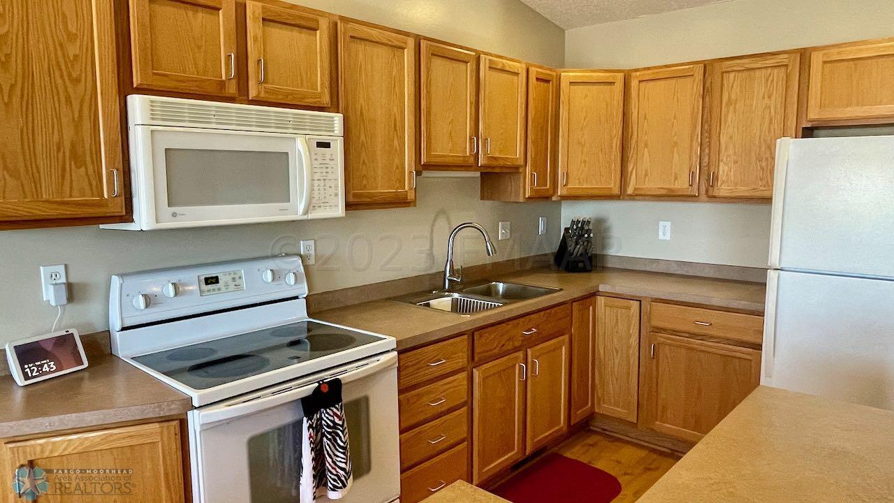 (11) Kitchen