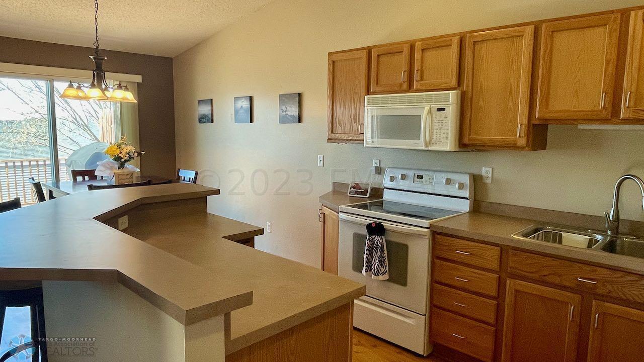 (12) Kitchen