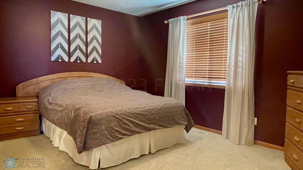(14) Master Bedroom
