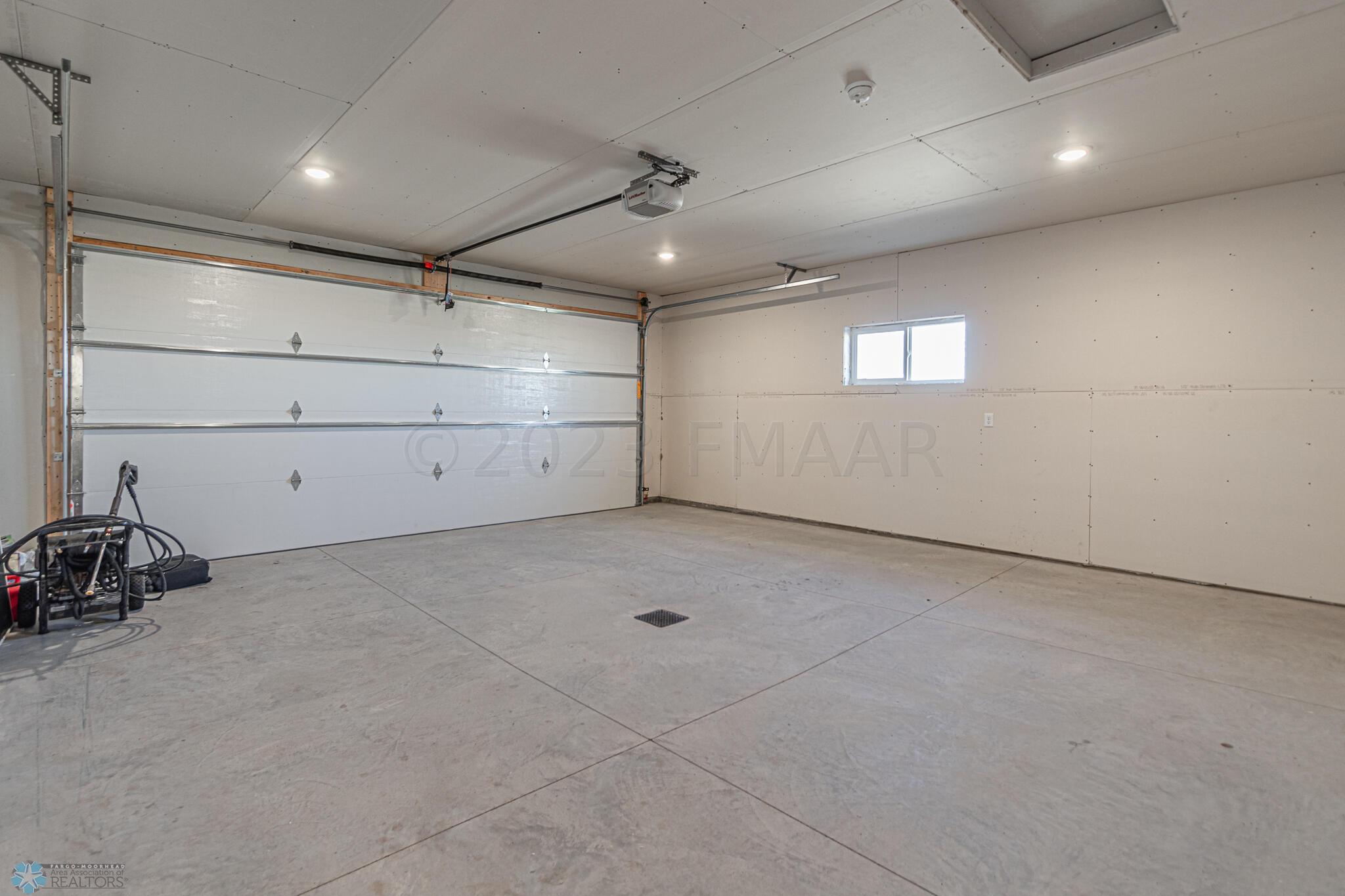 2561 69th Ave S, Fargo, ND 58104-04