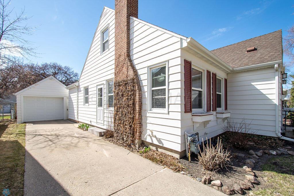 1138 Oak St N, Fargo