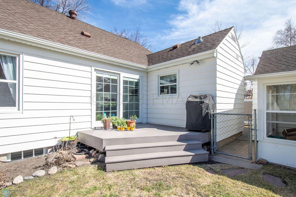 1138 Oak St N, Fargo
