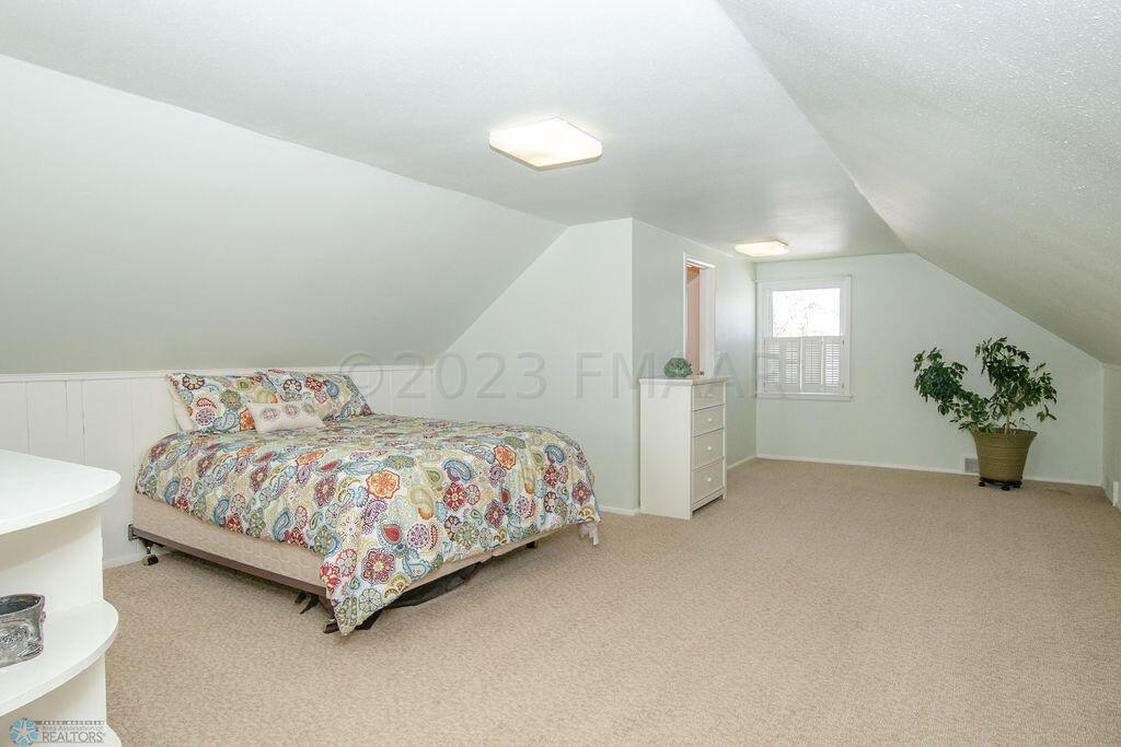 1138 Oak St N, Fargo