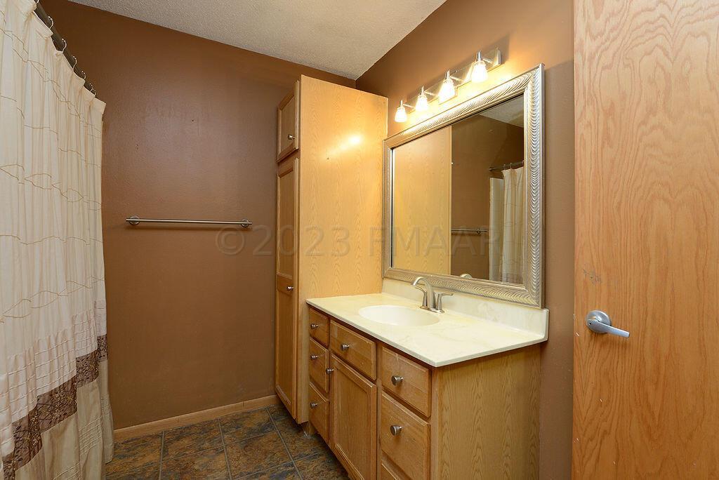 Hollywood Full Bath