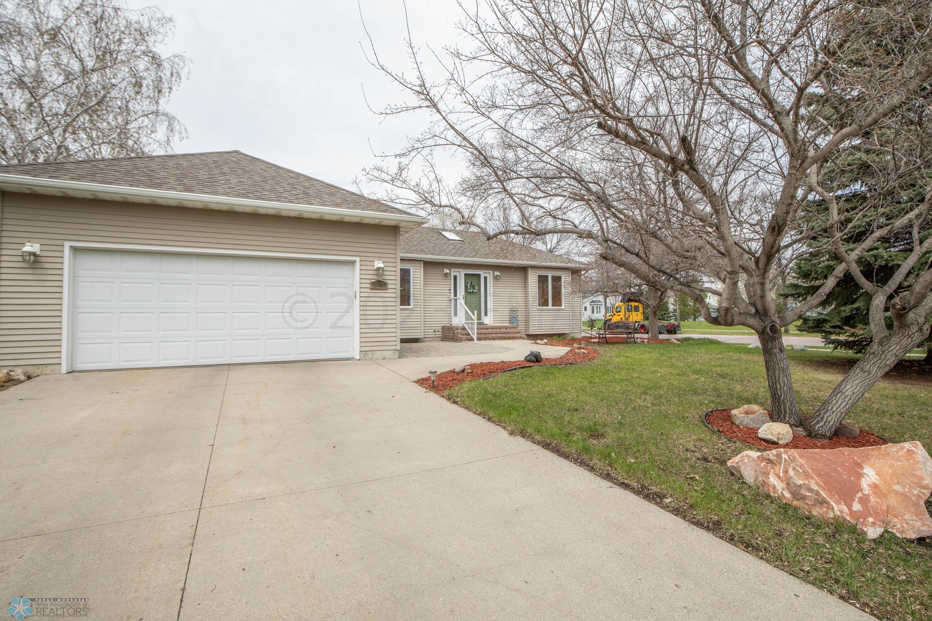 2801 37 1/2 Avenue S, Fargo