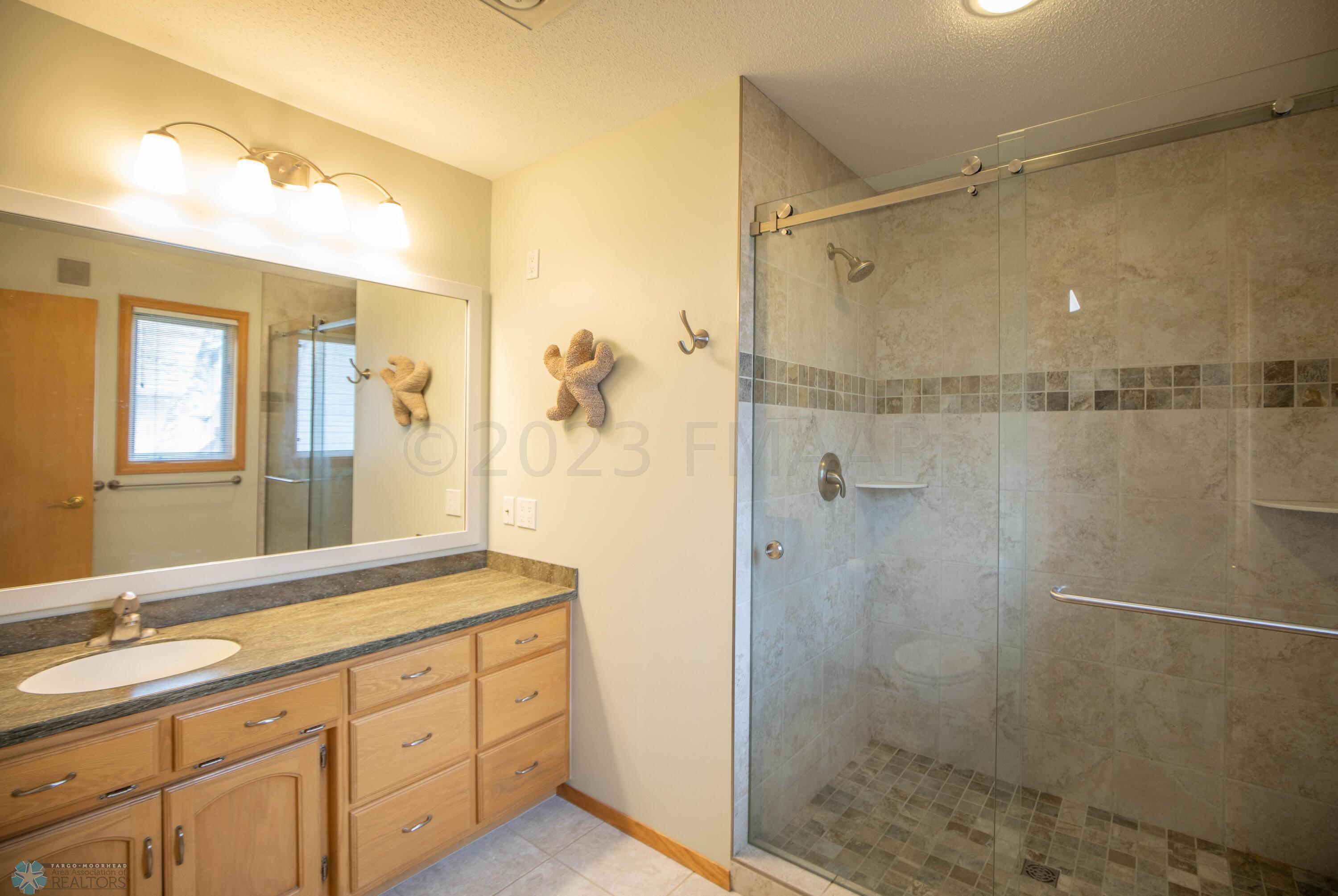 2801 37 1/2 Avenue S, Fargo