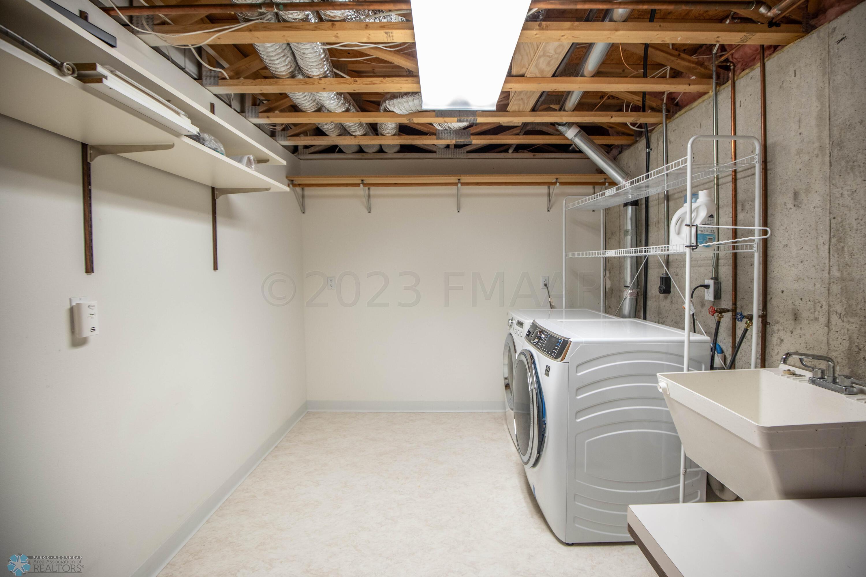 2801 37 1/2 Avenue S, Fargo