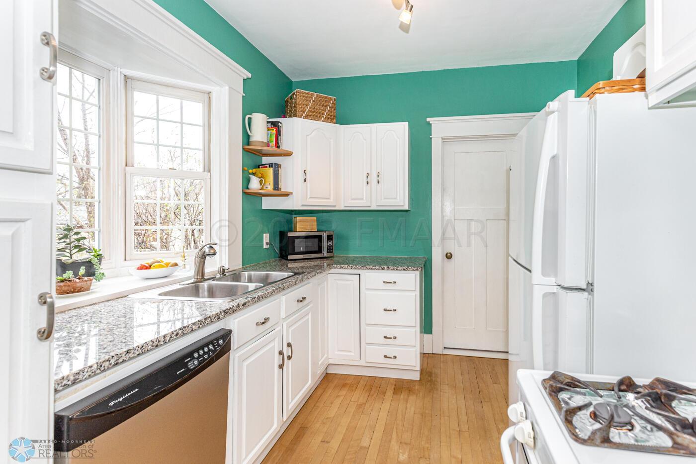 Kitchen w/ gas range