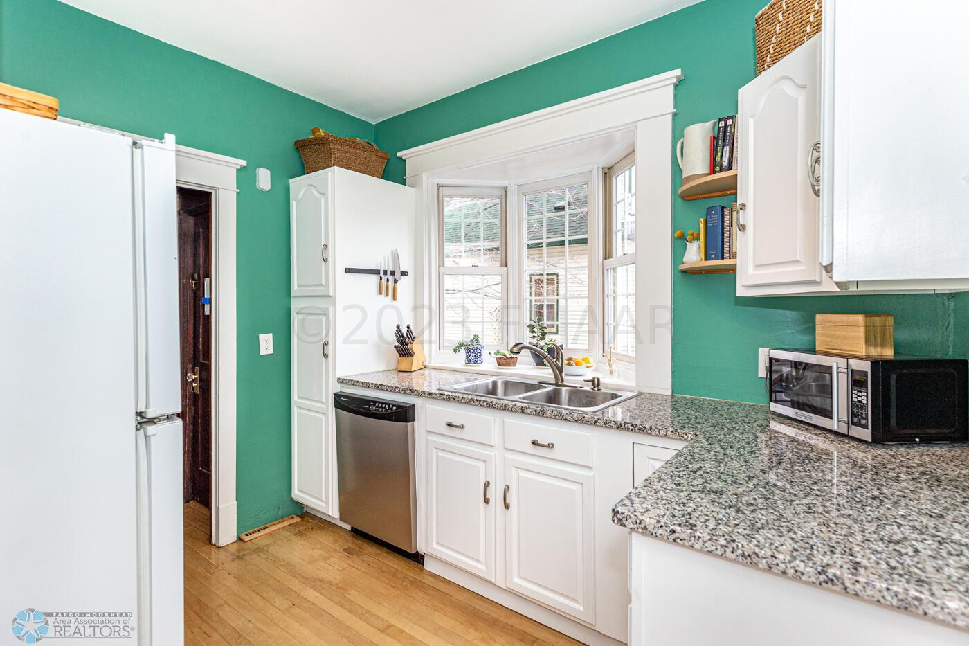 Kitchen- w/ granite countertops