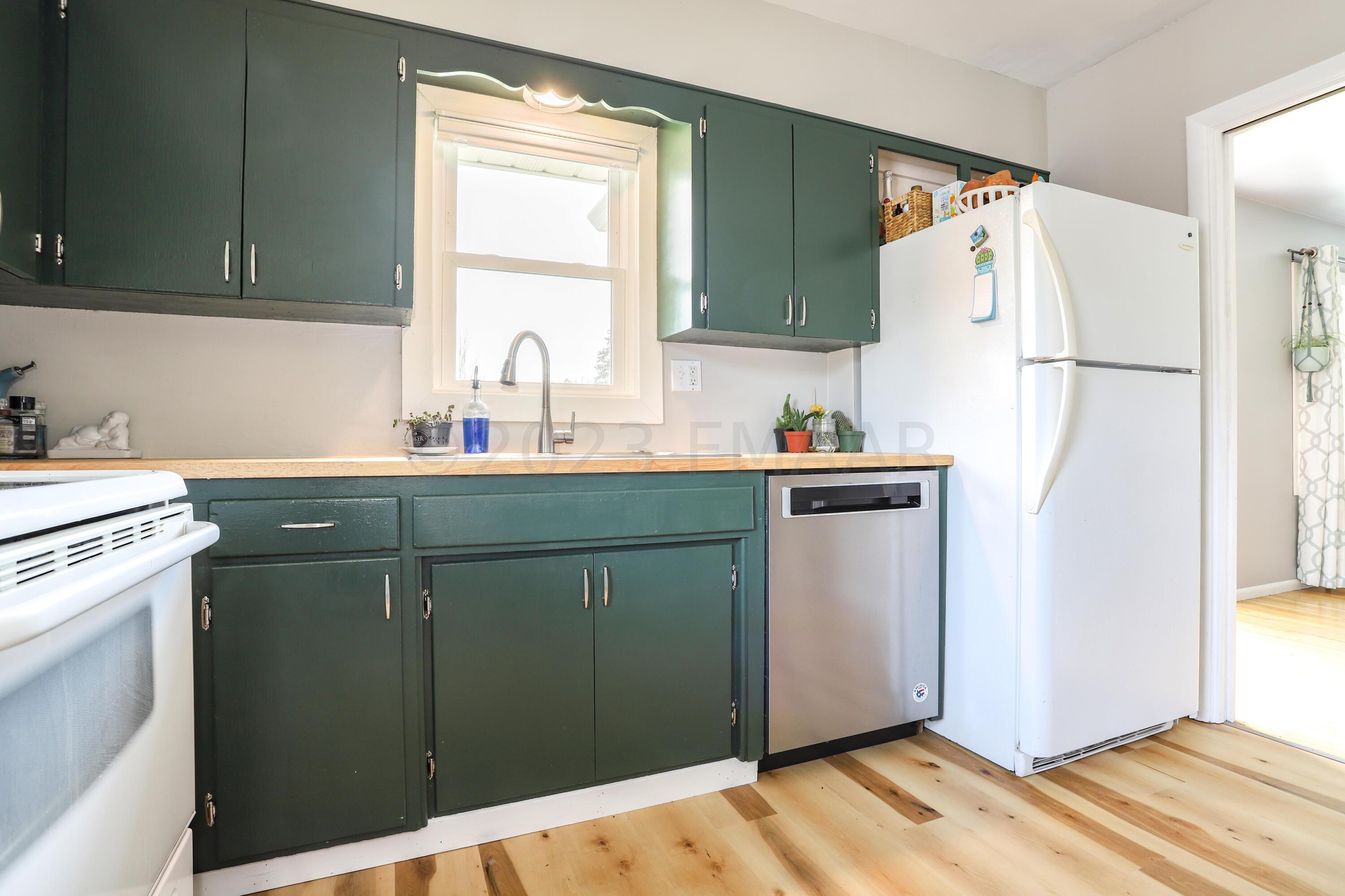 Kitchen (view 2)