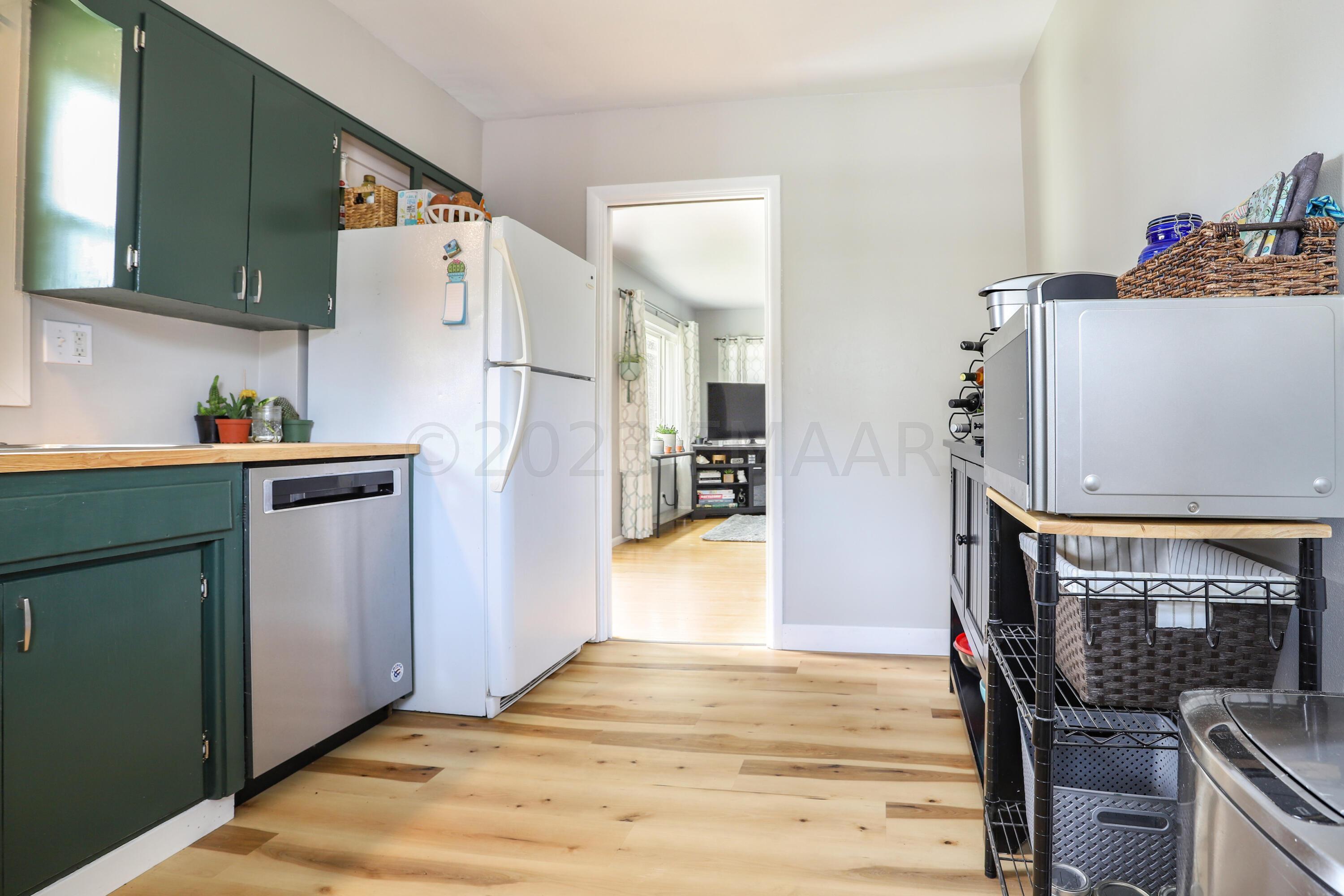 Kitchen (view 3)