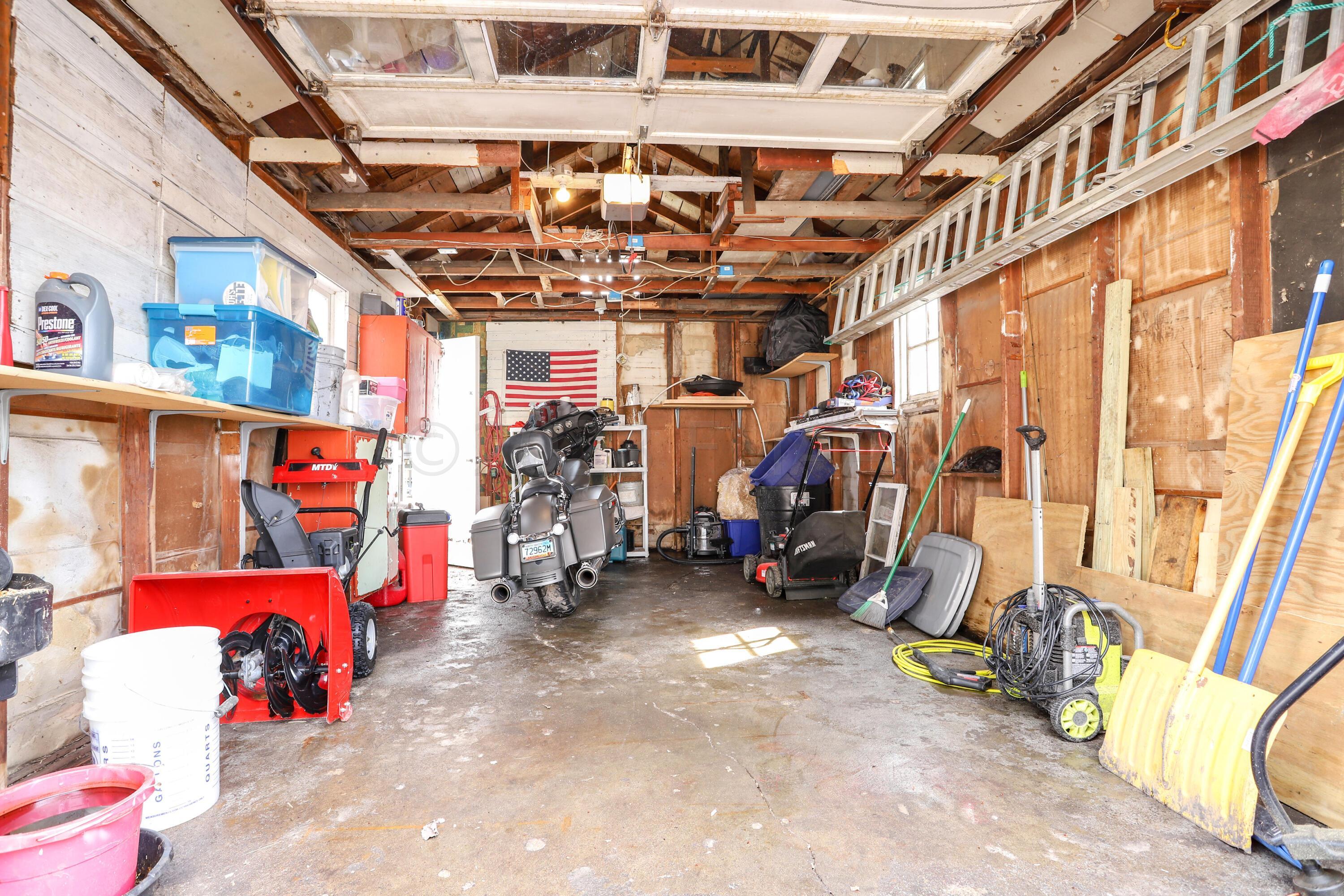 Garage (view 2)