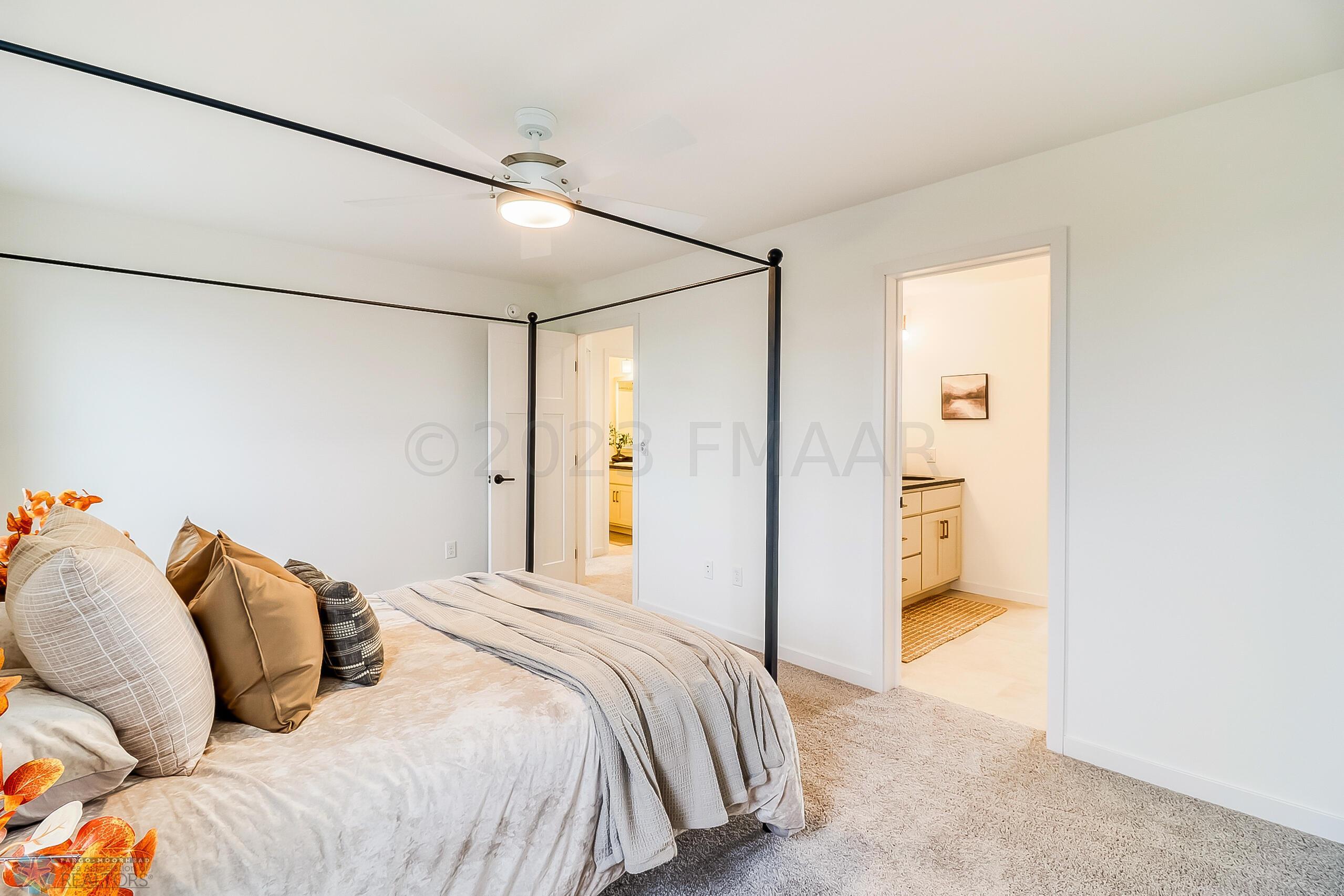 Primary Bedroom1_3