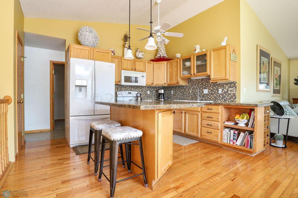 Kitchen w Island