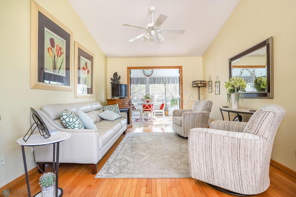 Living Room w Hardwood Floors