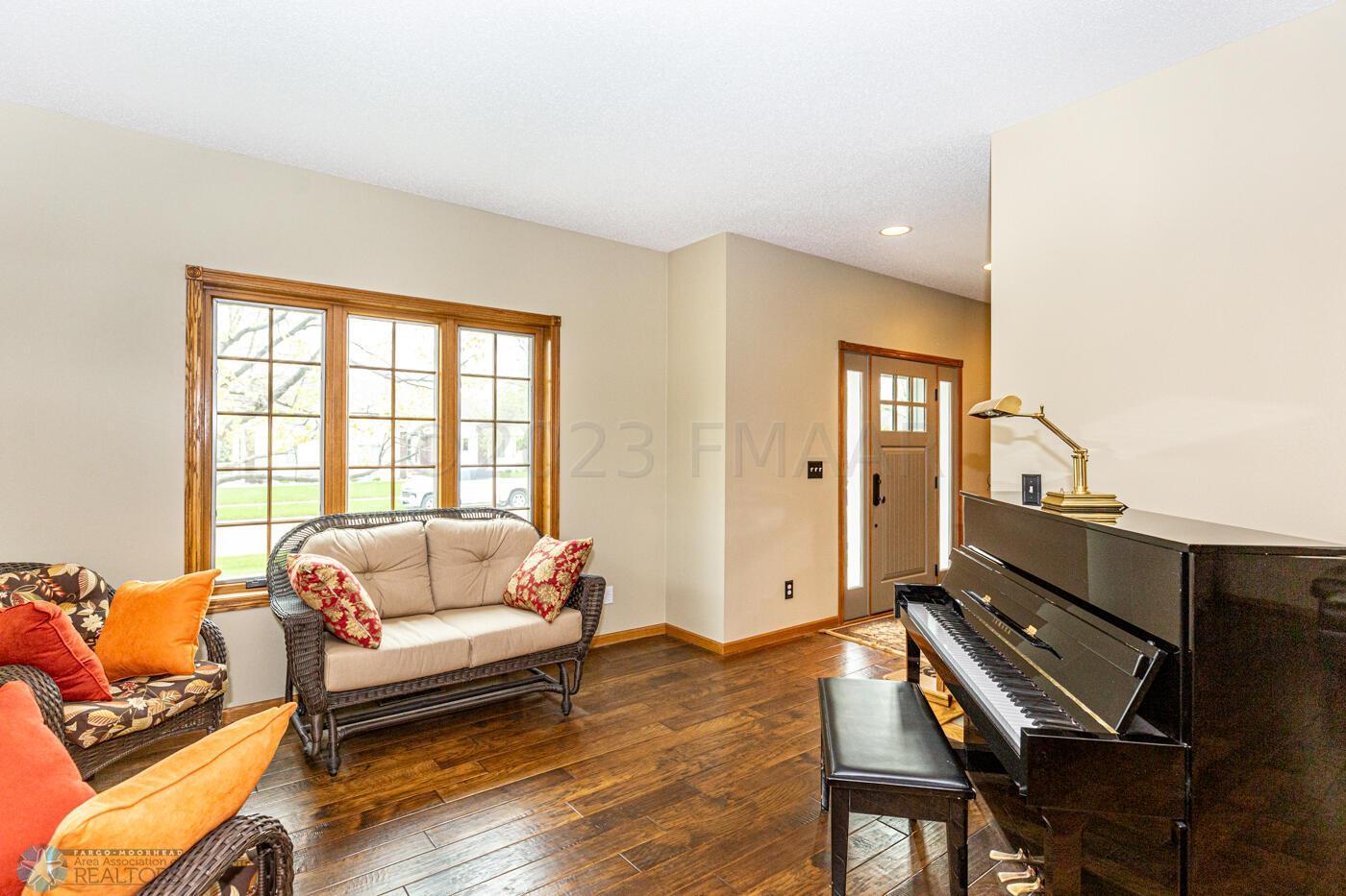 Home-4
