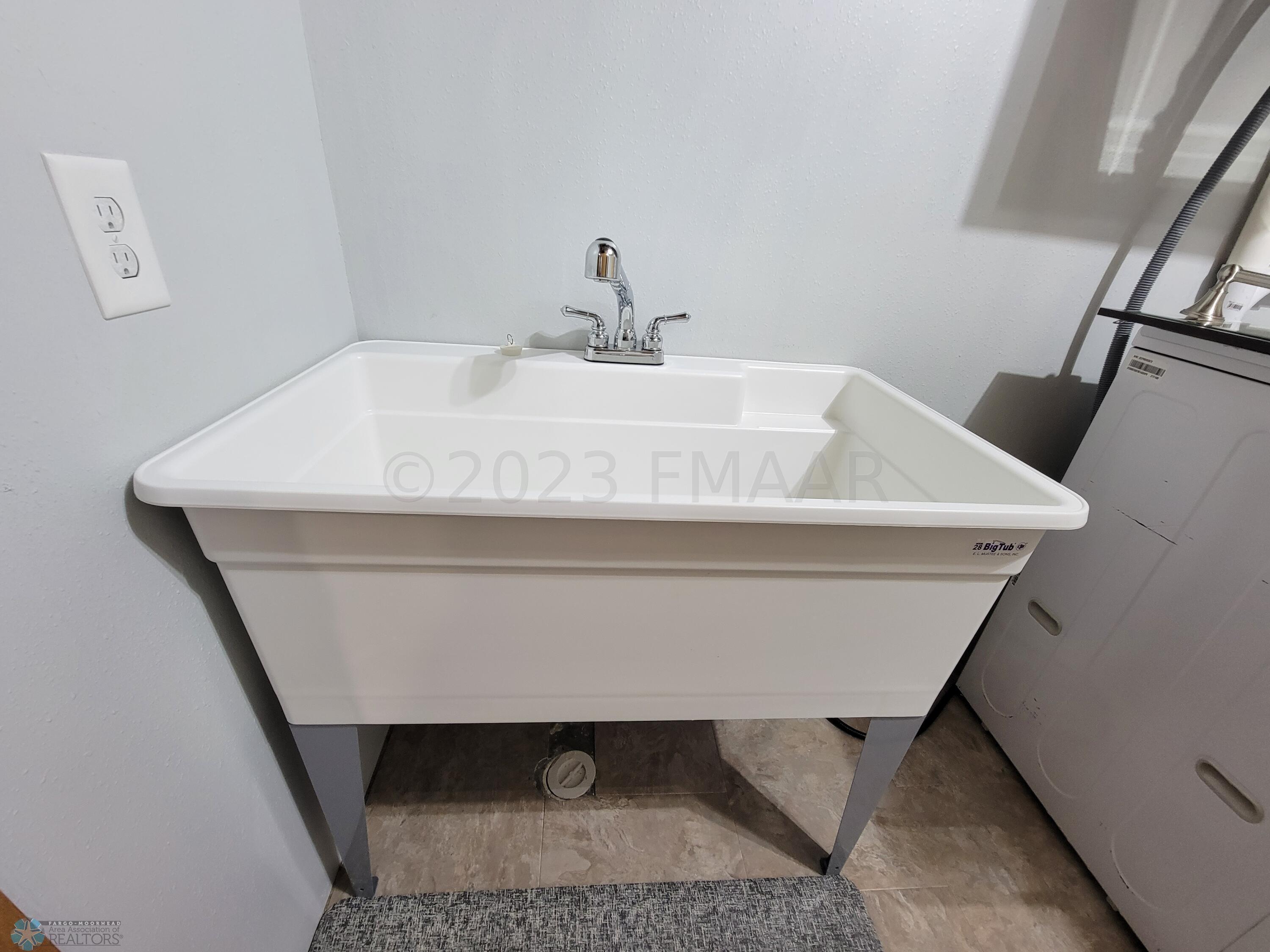 Utility sink