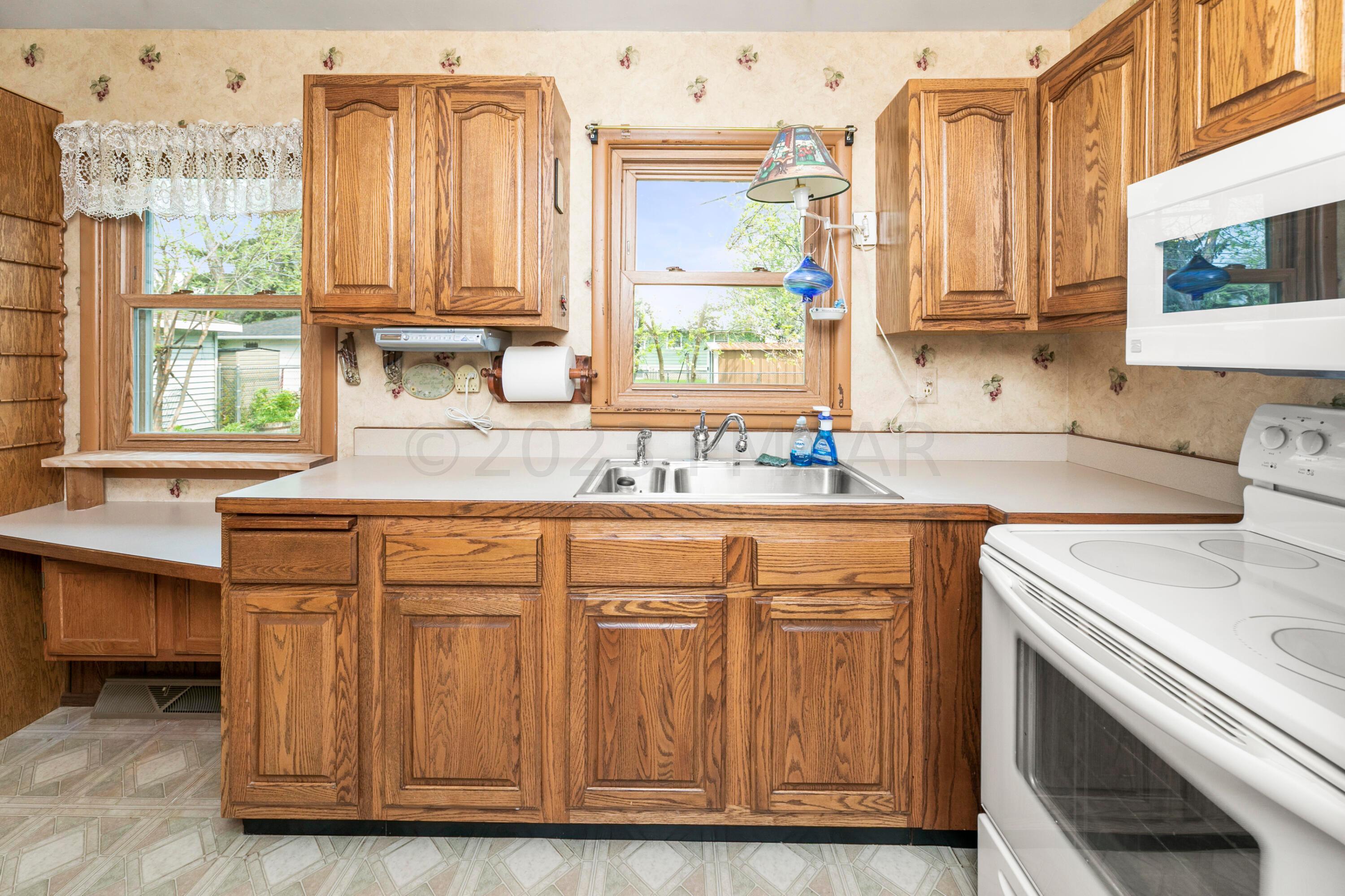 10 Kitchen & Dining-3