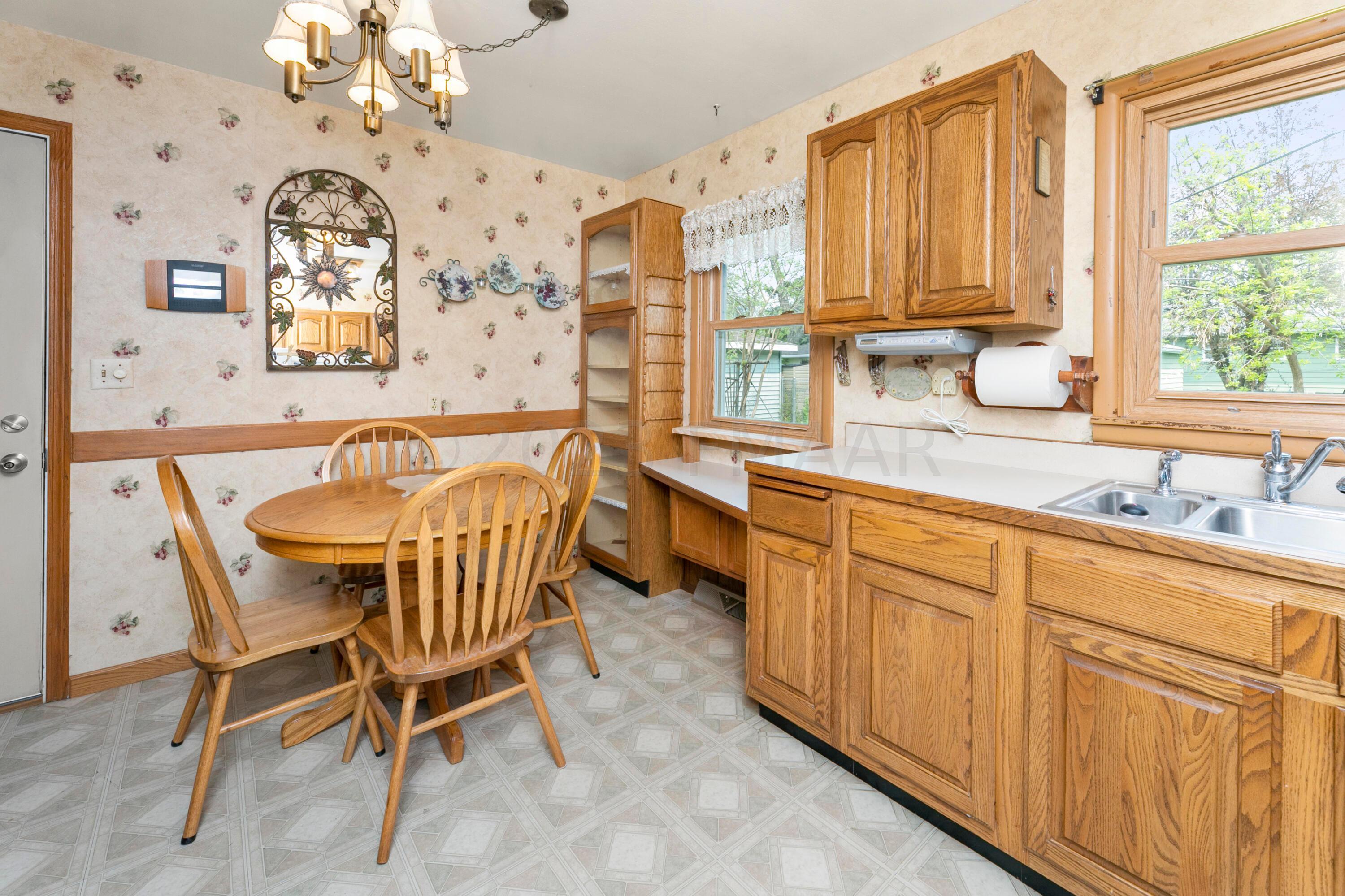 11 Kitchen & Dining-4