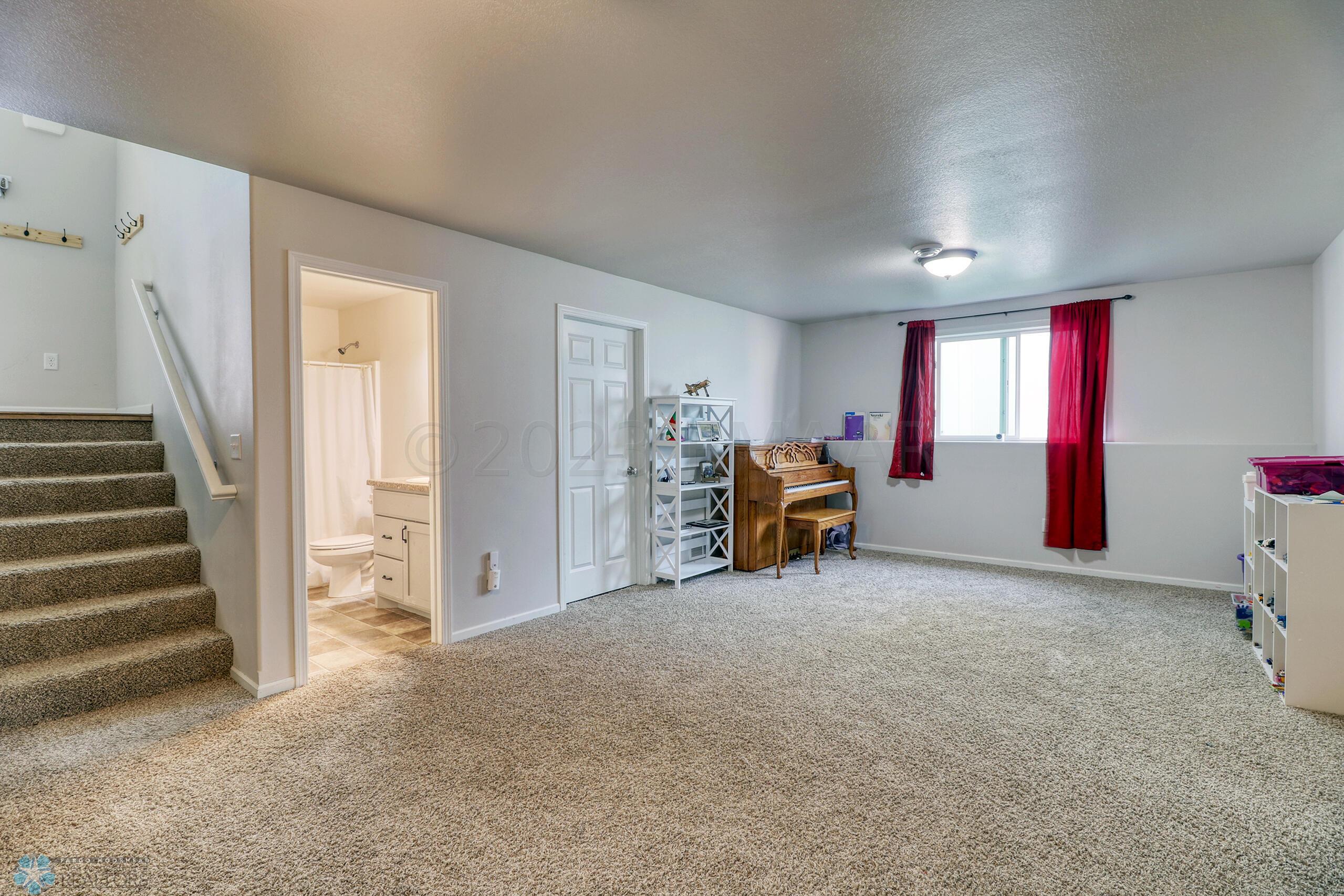 24 FamilyRoom_1