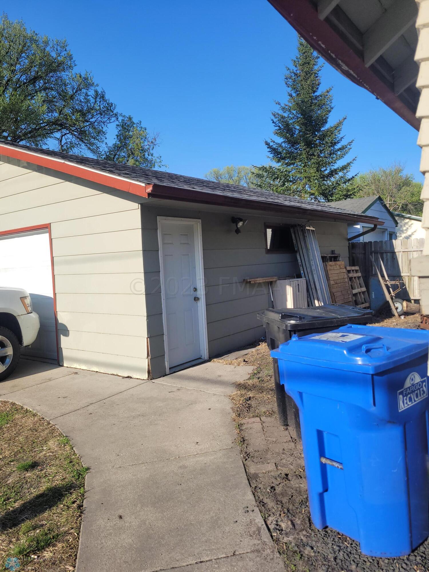1439 outside garage