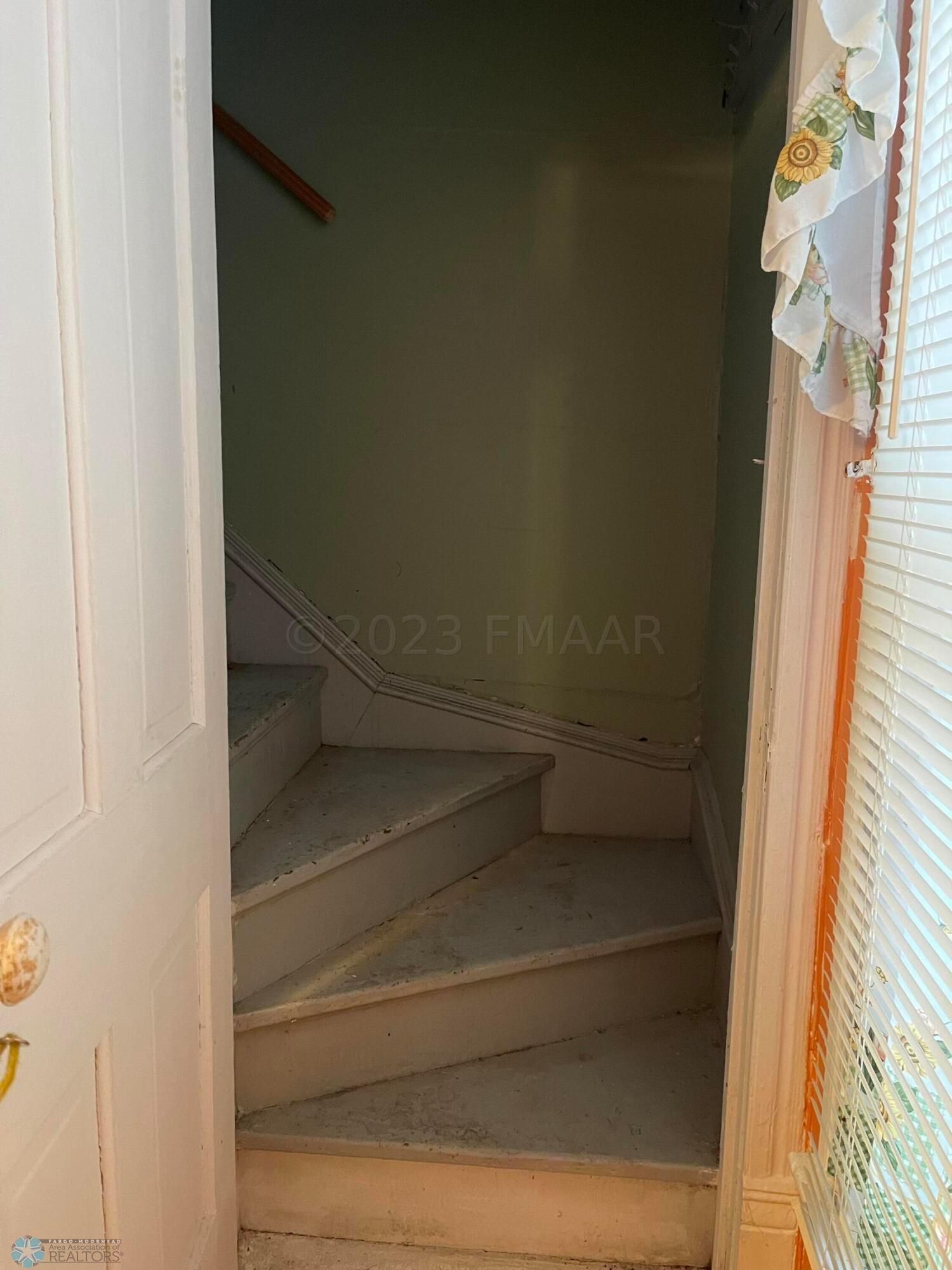 706 Stairs between House/apartment