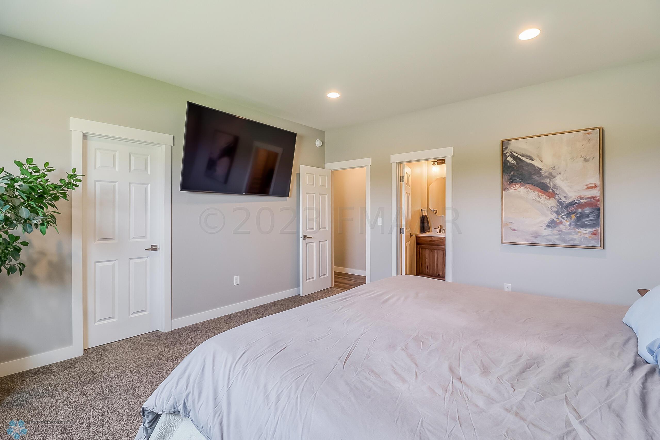Primary Bedroom1_2
