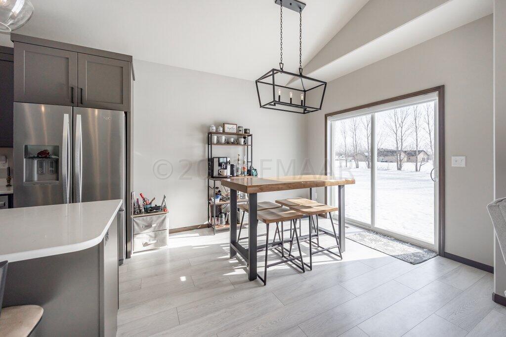 6021-Dinning Area:Sliders to Green Space