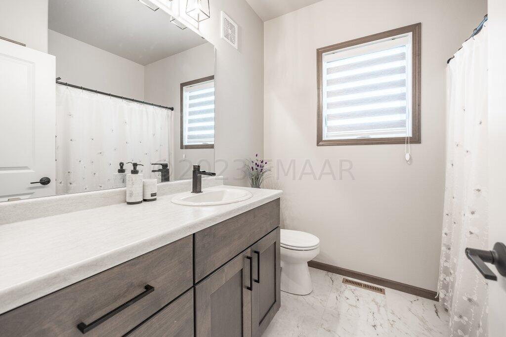 6021-Main Floor Gueat Full Bath
