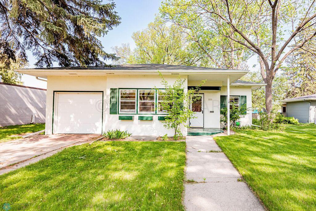 Great Stucco Rambler w 3 Garage Stalls
