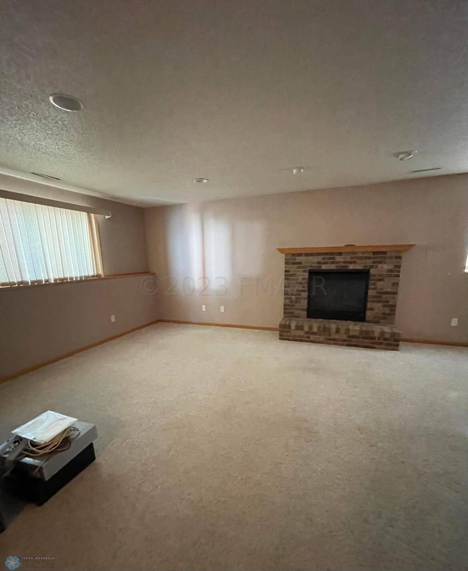 LARGE FAMILY ROOM