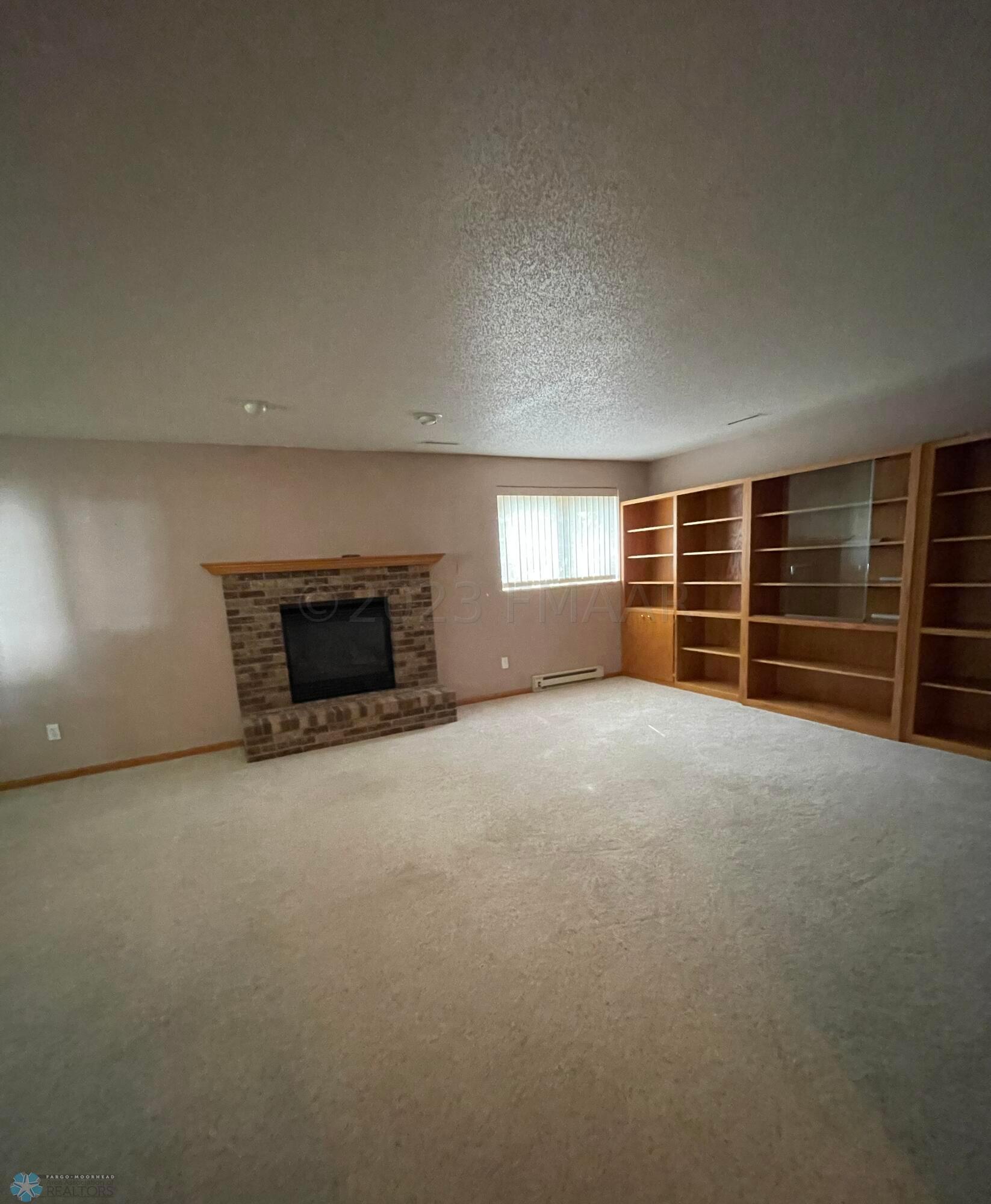 LARGE FAMILY ROOM