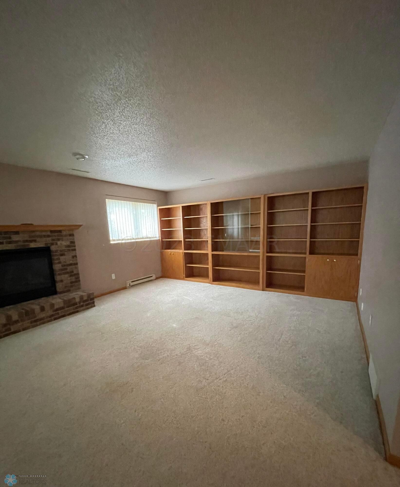 LARGE FAMILY ROOM