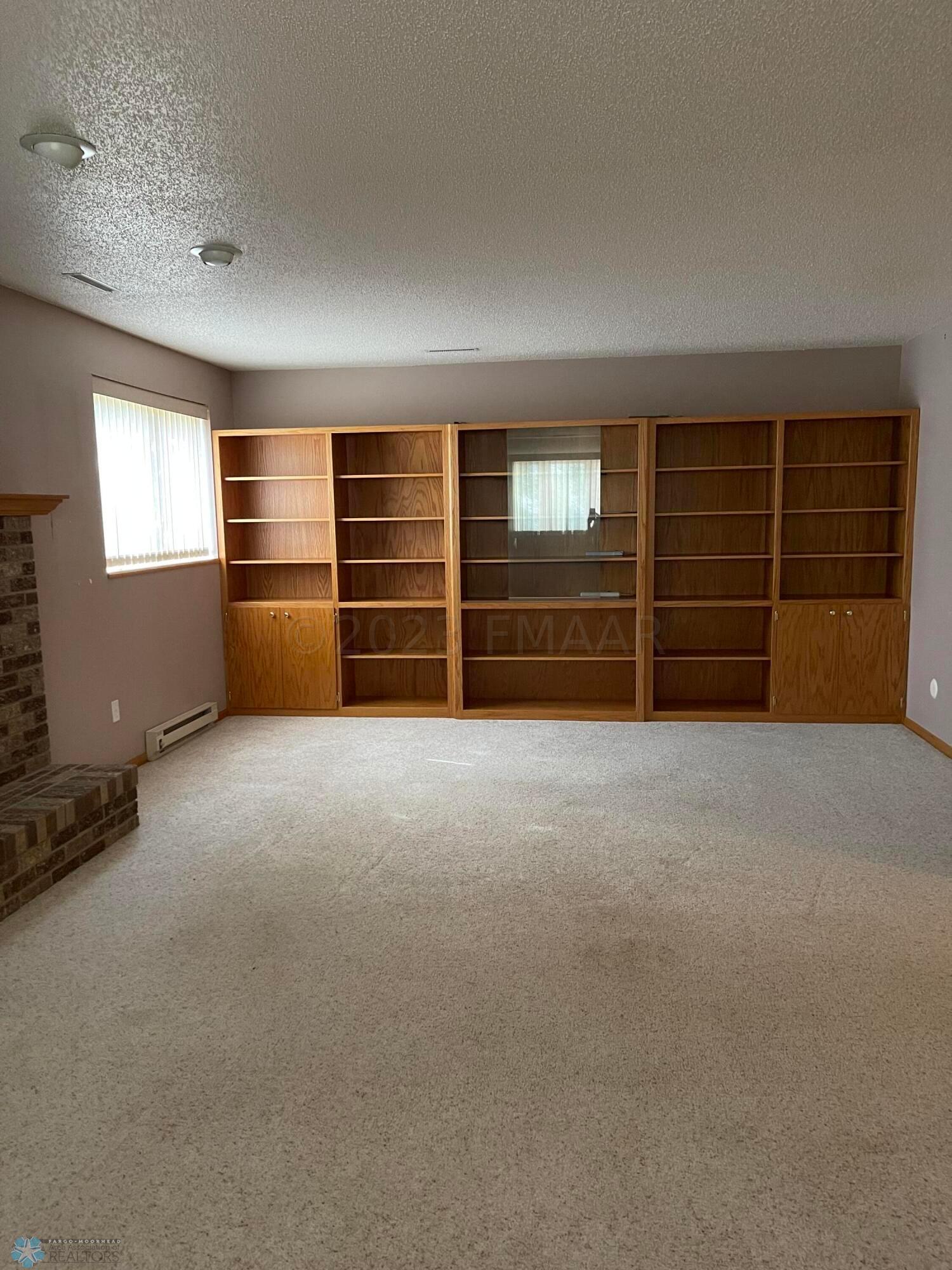 LARGE FAMILY ROOM
