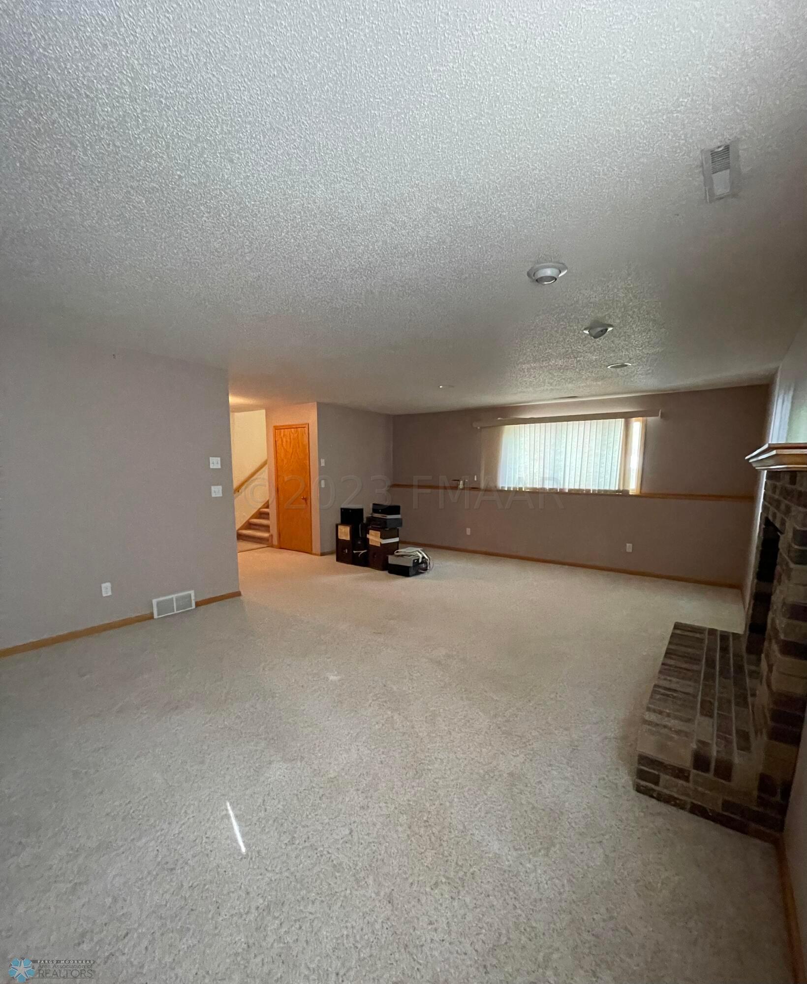 LARGE FAMILY ROOM