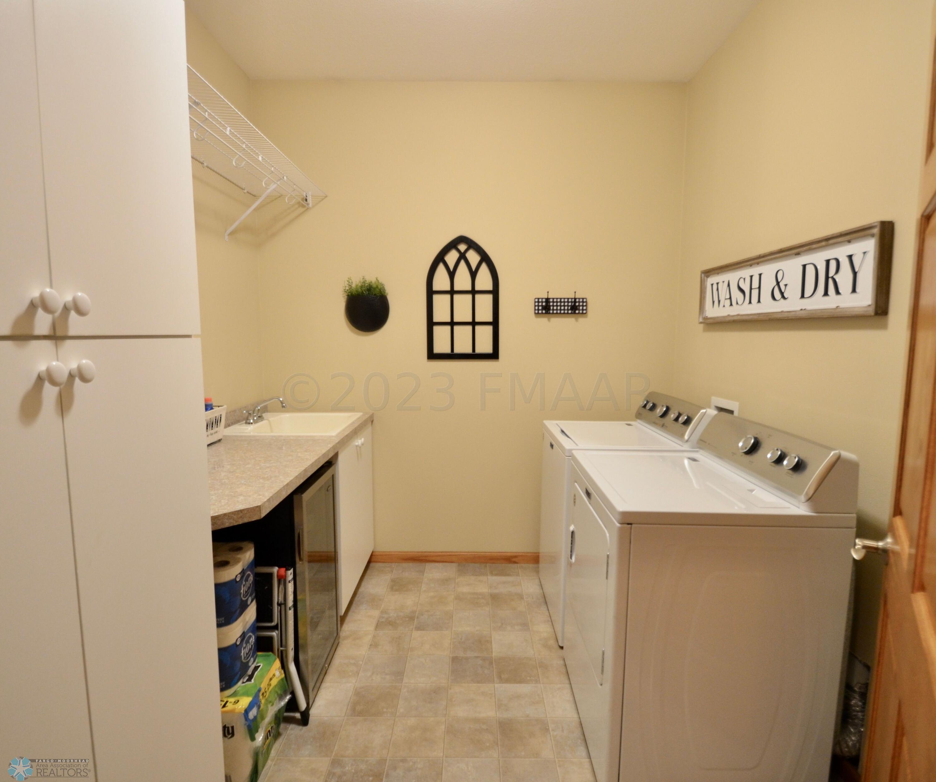 Laundry Washer and Dryer Stay