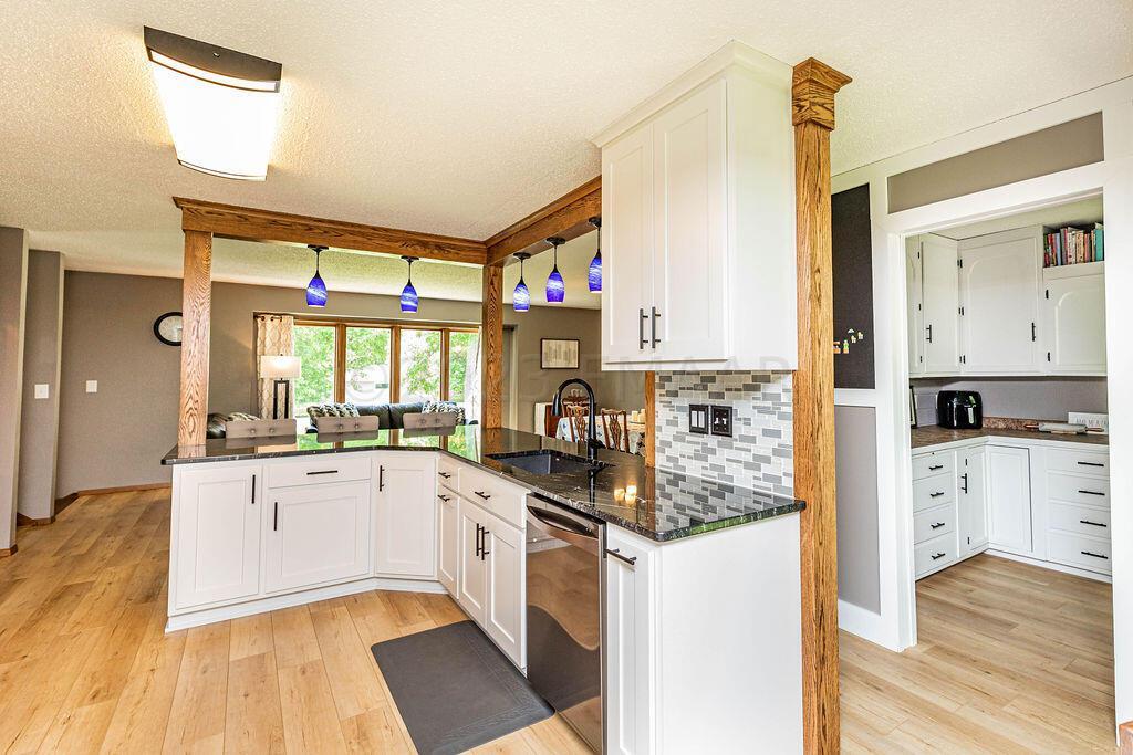 Large Open Kitchen w Pantry Nearby