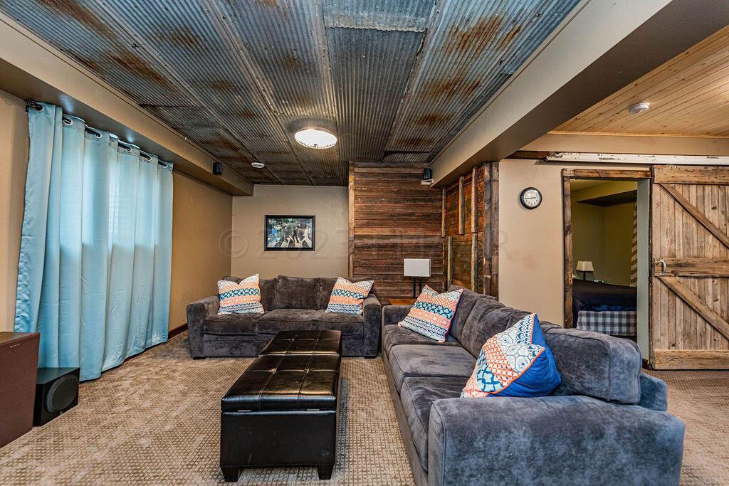 Big Family Room in Bsmnt