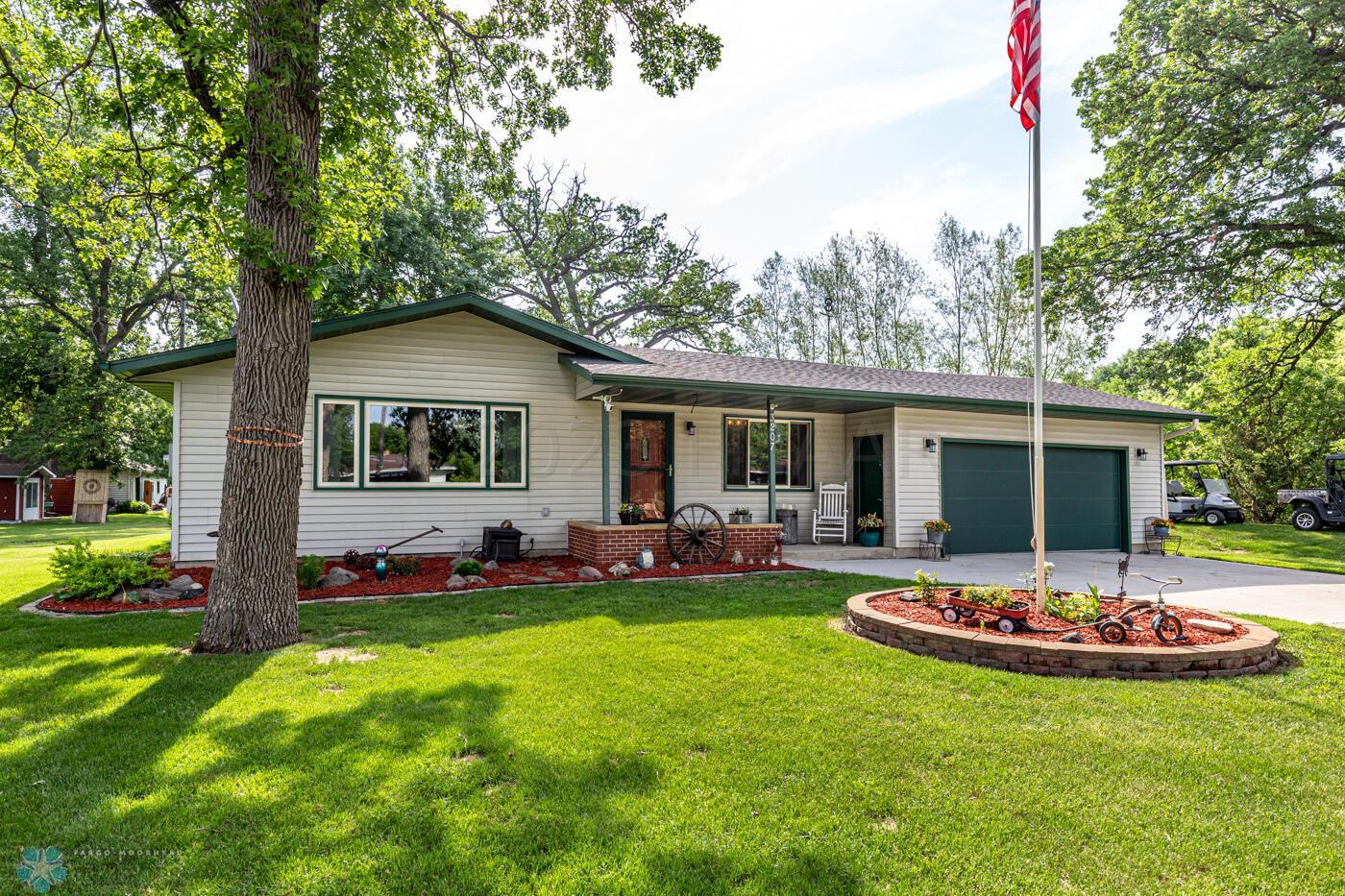 3207 9th St NW, West Fargo
