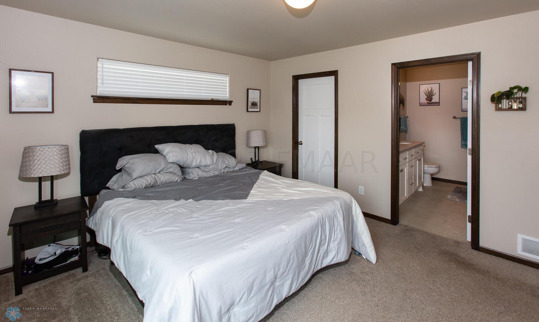 Primary Bedroom w/Walk-in Closet & Bath