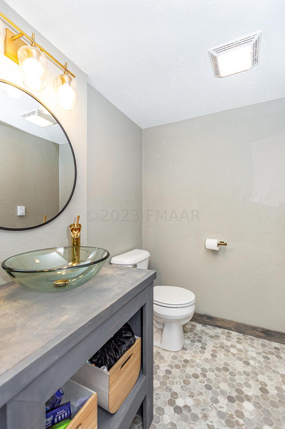 Main floor 1/2 Bath