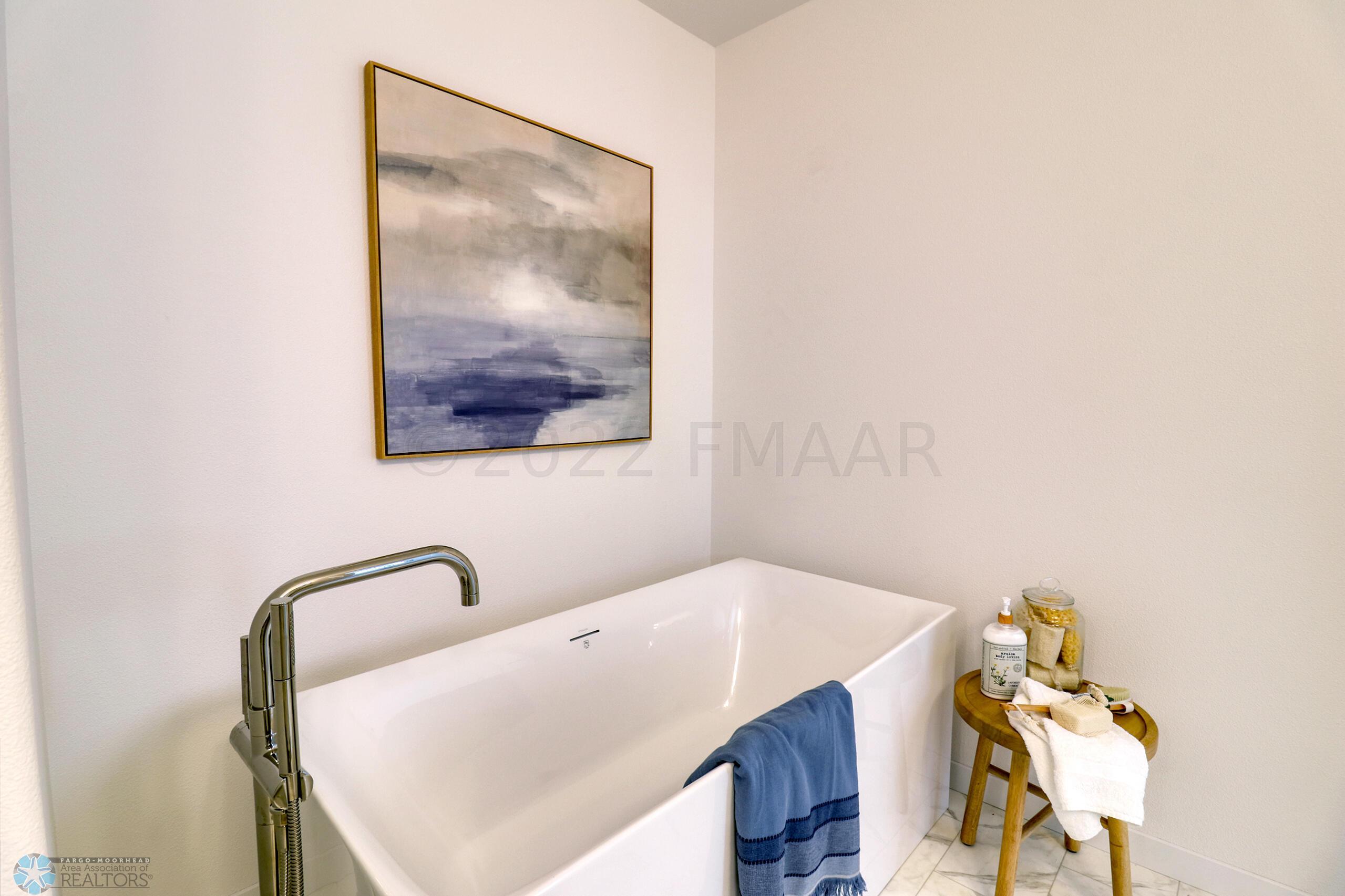 Master Bathroom1_3