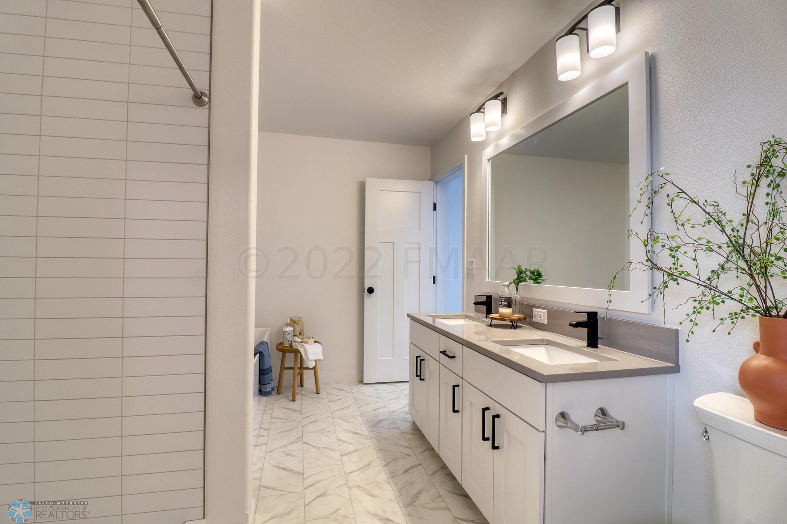 Master Bathroom1_2