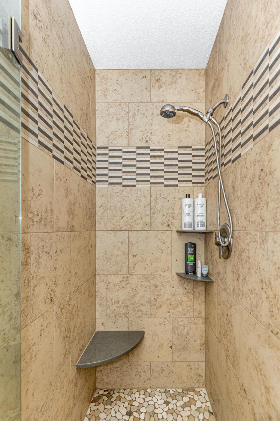 Walk in shower - Primary