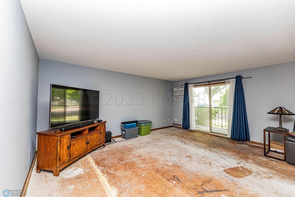 Lg Living Room with Patio
