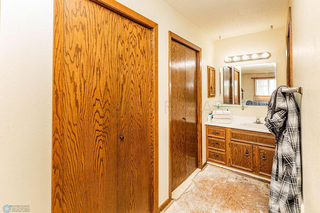 Separate Vanity/Sink in Primary