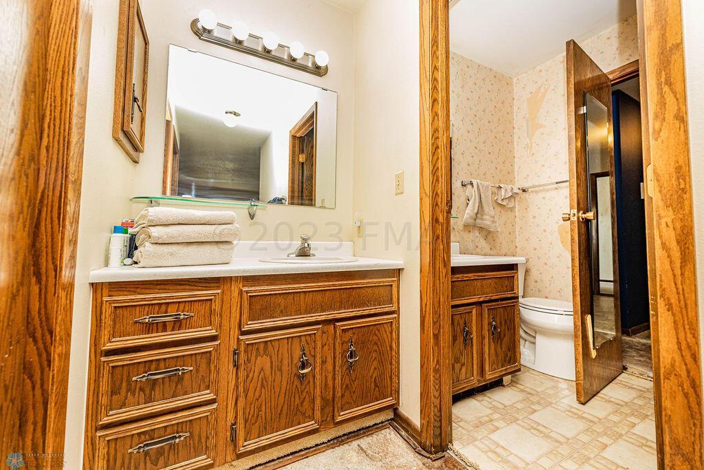 1/4 Bath and Full Bathroom